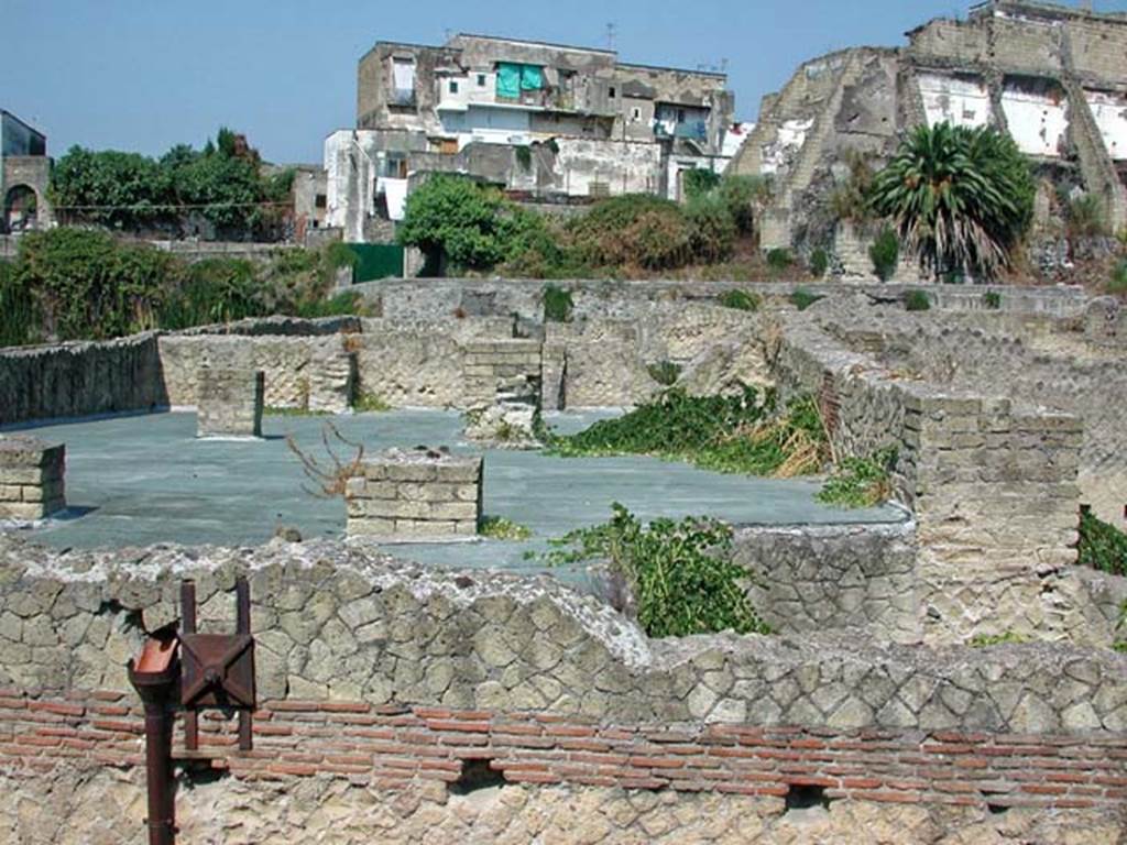 VI.8, on left, VI.9, on right. September 2003. Detail of upper facade, and roof area originally attics and terraces.
Looking west. Photo courtesy of Nicolas Monteix.